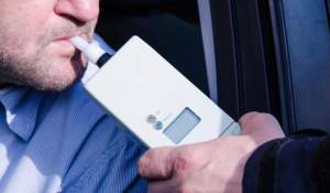 După câte ore poți urca la volan după un pahar de șampanie sau prosecco