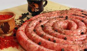 Ordinea în care trebuie puse ingredientele la cârnații de casă pentru un gust perfect. Regula măcelarilor