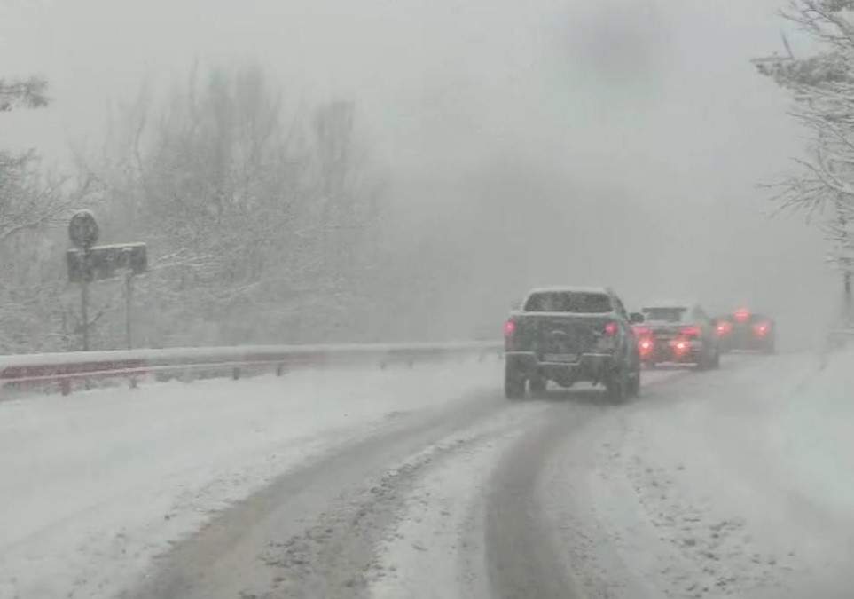 Urgie pe şosele! Drumul dintre Braşov şi Bucureşti, &icirc;nchis. Zeci de drumuri afectate de zăpadă