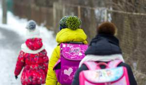 Pe ce dată se întorc elevii la școală în ianuarie 2026. Calendarul complet al anului școlar. Când iau vacanță în februarie în fiecare județ