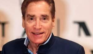 Petre Roman, de nerecunoscut! Fostul premier pare că a renunţat, nu l-ai mai văzut aşa. A fost surprins pe stradă cu...