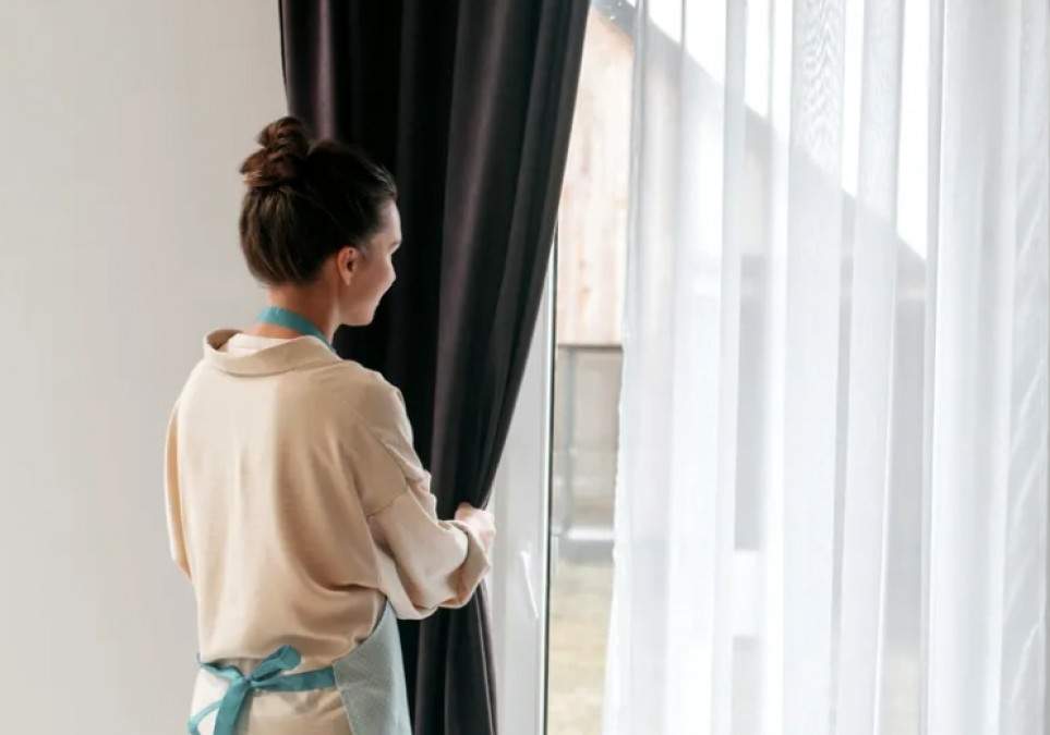 Ora din zi la care ar trebui să tragi jaluzelele sau draperiile pentru a economisi la &icirc;ncălzire. Diferenţa poate fi şi de două grade Celsius