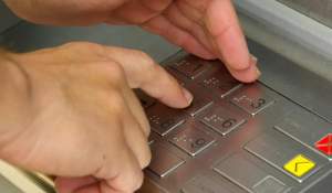 Ce rol are cifra 5 de la bancomat. De ce trebuie să fii atent la această tastă de fiecare dată când scoţi bani