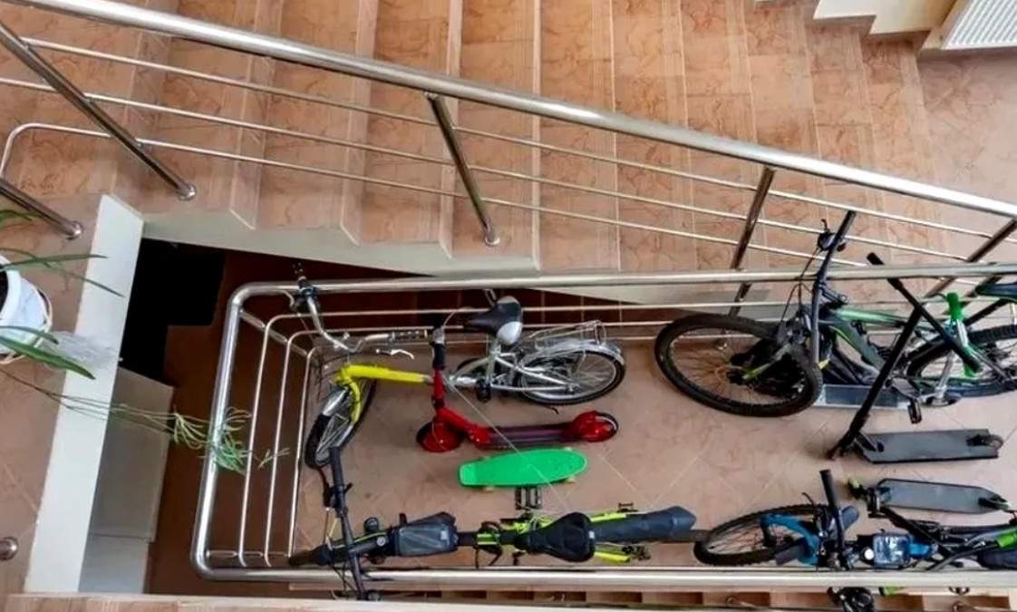 Ai voie să depozitezi biciclete pe casa scării? Ce spune legea