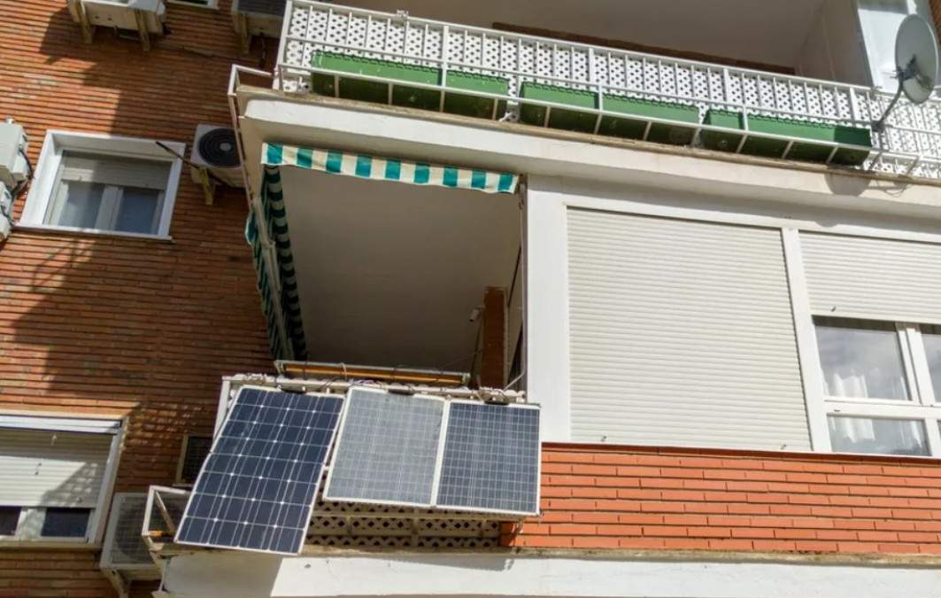 C&acirc;nd poţi monta panouri solare pe balcon: explicaţii oficiale de la ANRE