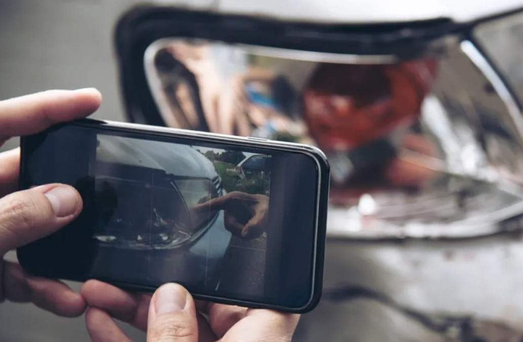 Ce trebuie să faci dacă ai lovit o mașină &icirc;n parcare și nu găsești proprietarul