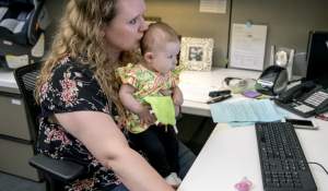 Te întorci la muncă după concediul de creștere a copilului, dar puțini români știu ce trebuie să facă cu 30 de zile înainte