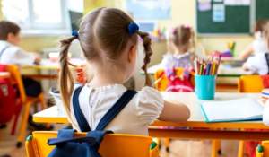 Cum încearcă părinții să obțină locuri la școli de top. Practici care dau peste cap înscrierile și aglomerează clasele