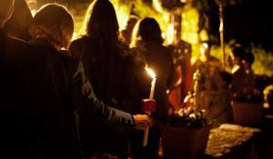 De ce se înconjoară biserica de 3 ori, în Noaptea de Înviere. Semnificația tainică a ritualului