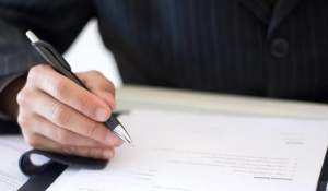 Documentele care nu trebuie semnate de angajaţi. Clauzele de care să te fereşti când eşti nou într-o companie