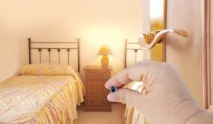 Unde ar putea fi ascunse camere de filmat în apartamentele închiriate. Sfaturile unui specialist pentru a le găsi rapid