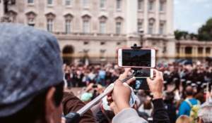 Eşti filmat în loc public iar imaginile sunt postate pe reţelele sociale. Ce poţi face, conform Codului Civil