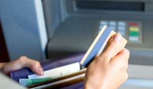 Câți bani poți scoate de la bancomat într-o zi. Suma maximă în funcție de bancă