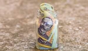 Ce se întâmplă dacă ții banii cash acasă în perioade de criză. Avertismentul economiștilor pentru români