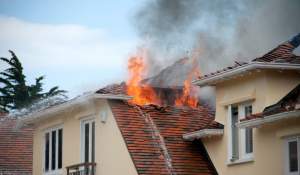 Cum poate să ardă o casă complet în mai puțin de o oră. Materialele de construcție care fac diferența în caz de incendiu