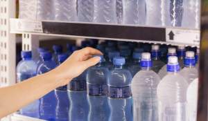 Cât costă o apă plată la 500 ml pe litoralul românesc. Un turist a fotografiat prețul pentru dovadă: „Prețuri de Miami”