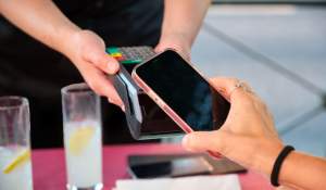 Ce se întâmplă cu bacșișul plătit cu cardul la restaurante sau baruri. Explicația care îi face pe unii ospătari să prefere cash-ul