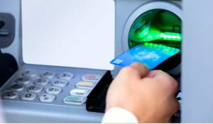 Ce comision plătești la retragerea banilor din străinătate. Suma pe care o poți pierde la 500 și 1.000 de euro