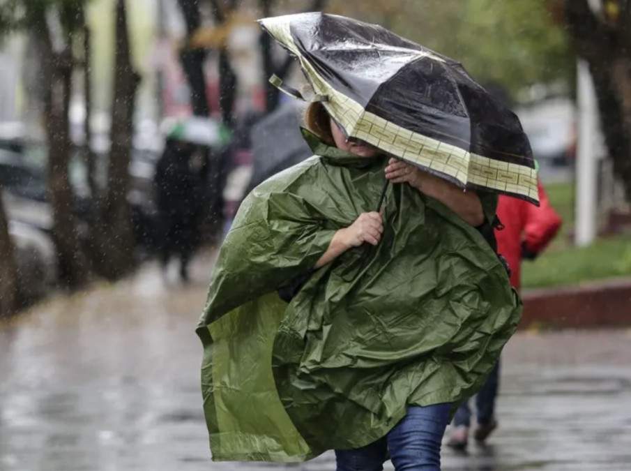Se strică vremea &icirc;n Rom&acirc;nia. ANM anunță furtuni &icirc;n aproape toată țara