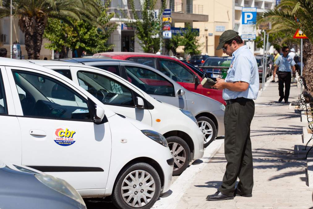 Greșeli pentru care poți răm&acirc;ne fără permis de conducere &icirc;n Grecia. O simplă parcare l-a lăsat pe un rom&acirc;n fără dreptul de a conduce timp de două luni