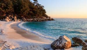 Turiștii români au ales cea mai dezamăgitoare plajă din Thassos. Prețurile și accesul, principalele reproșuri
