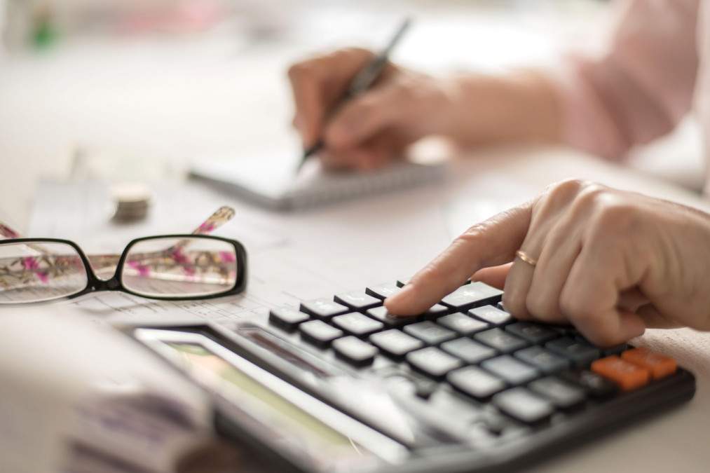 Ce se &icirc;nt&acirc;mplă dacă nu plătești &icirc;ntreținerea timp de trei luni. Ce poate face asociația de proprietari, potrivit legii din 2026