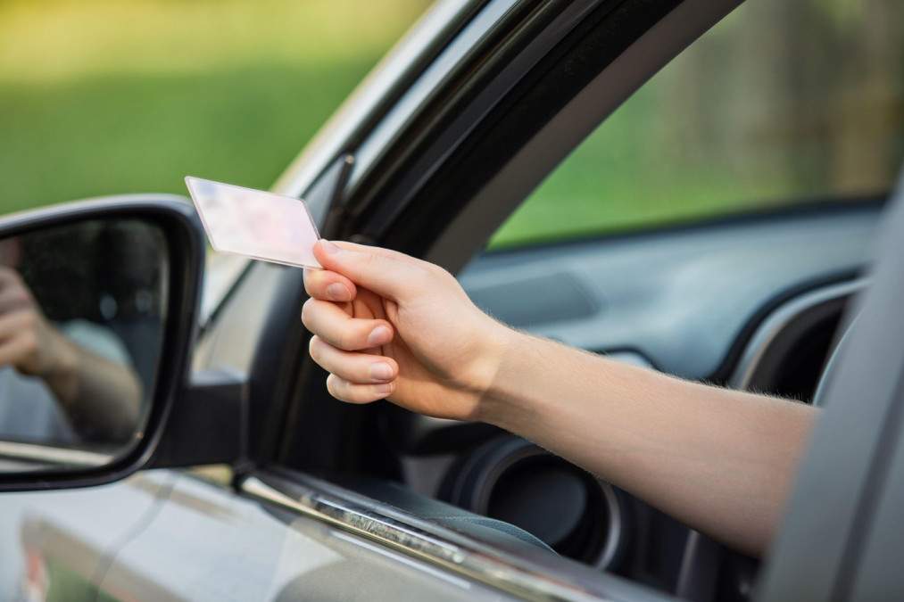 C&acirc;t timp răm&acirc;i fără permis dacă nu plătești o amendă de 500, 750 sau 1.000 de lei. Noua regulă explicată simplu