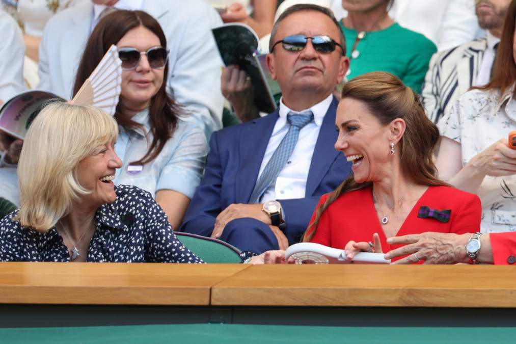Motivul pentru care Simona Halep şi Dorin Mateiu au stat at&acirc;t de aproape de Kate Middleton la Wimbledon. Regula specială a Lojei Regale