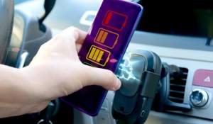 Încărcarea telefonului în mașină consumă carburant? Ce trebuie să știe orice șofer