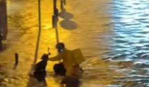 Video viral! Un curier Glovo, surprins înotând prin apele din București pentru a livra o comandă. Sunt imaginile momentului