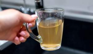 Ce semne pot indica prea mult mangan în apa de la robinet. Poate fi folosită pentru spălat sau gătit?