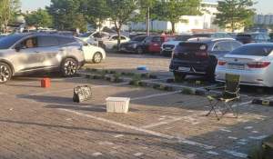 Ai găsit un loc de parcare „rezervat” cu o ladă sau un scaun. Ai voie să le muți și să parchezi?