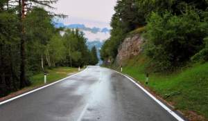 De ce asfaltul pare ud când afară sunt peste 35°C. Fenomenul pe care îl observă șoferii în zilele caniculare
