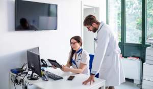 Noile salarii din Sănătate. Cât ar urma să câștige medicii, asistenții, farmaciștii și infirmierele după noua grilă și cum se schimbă plata turelor