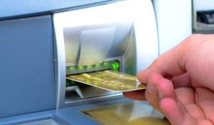 Ce trebuie să faci imediat dacă bancomatul îți reține cardul. Când îl mai poți recupera și când trebuie blocat