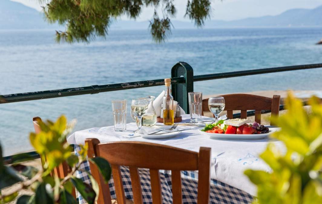 C&acirc;t au plătit niște rom&acirc;ni pentru trei feluri de m&acirc;ncare și băuturi &icirc;n Thassos. Factura care a st&acirc;rnit dezbateri: &bdquo;Nu putem compara prețurile&rdquo;
