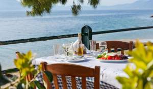 Cât au plătit niște români pentru trei feluri de mâncare și băuturi în Thassos. Factura care a stârnit dezbateri: „Nu putem compara prețurile”