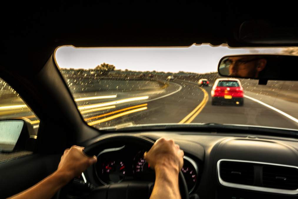 C&acirc;t economisești dacă mergi cu 110 km/h &icirc;n loc de 130 km/h. Diferența reală de bani și de timp