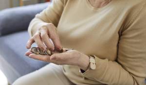 Ce pensie poate primi un român care a lucrat 40 de ani pe salariul minim. Calcul după regulile din 2026
