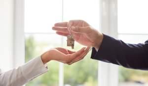 Ai cumpărat un apartament cu datorii la întreținere? Cine este obligat să le plătească