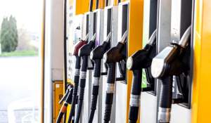 Cum reușește Bulgaria să ieftinească carburanții, în timp ce România are printre cele mai mari prețuri din regiune