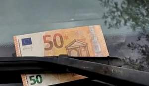 Ce faci dacă găsești o bancnotă pe parbrizul mașinii. Capcana de care sunt avertizați șoferii