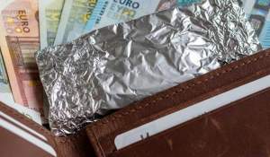 De ce își învelesc unii oamenii banii în folie de aluminiu. Trucul ciudat recomandat de specialisti