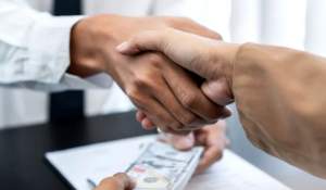 Împrumuți unui prieten 10.000 de euro? Documentul banal care te poate salva dacă nu îți mai dă banii înapoi