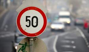 Cu ce viteză ai voie să treci printr-o intersecție. Regula din Codul Rutier valabilă în 2026, mulţi şoferi greşesc