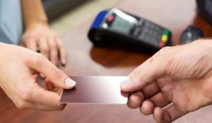 De ce să nu plăteşti cumpărăturile din supermarket cu cardul de credit. Sfatul experţilor, toţi facem această greşeală