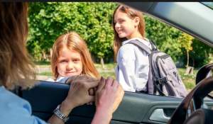 Cât te costă să duci copilul zilnic la școală cu mașina. Calcul pentru drumuri de 5, 10 și 15 kilometri