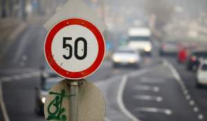 Poți merge cu 59 km/h dacă limita este 50? Ce spune Codul rutier și de unde vine regula celor 10 km/h în plus