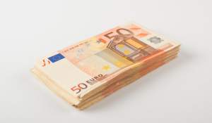 Mai merită să ții economiile în euro? Ce se întâmplă cu banii românilor în toamna lui 2026