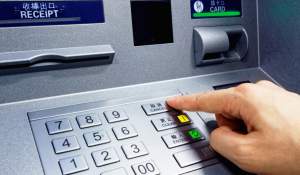 Card blocat după trei PIN-uri greșite. Ce se întâmplă la bancomat și cum îți recuperezi accesul